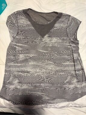 lululemon athletica Gray Patterned Short Sleeve Tunic